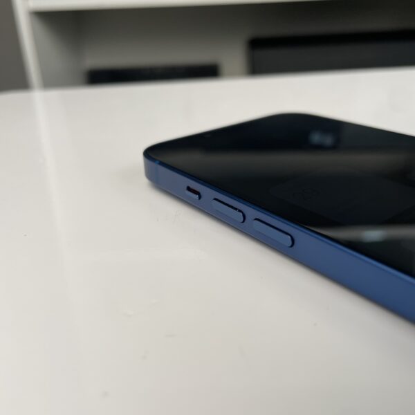 ⁦Iphone 13 Blue bt 100%⁩ - الصورة ⁦3⁩