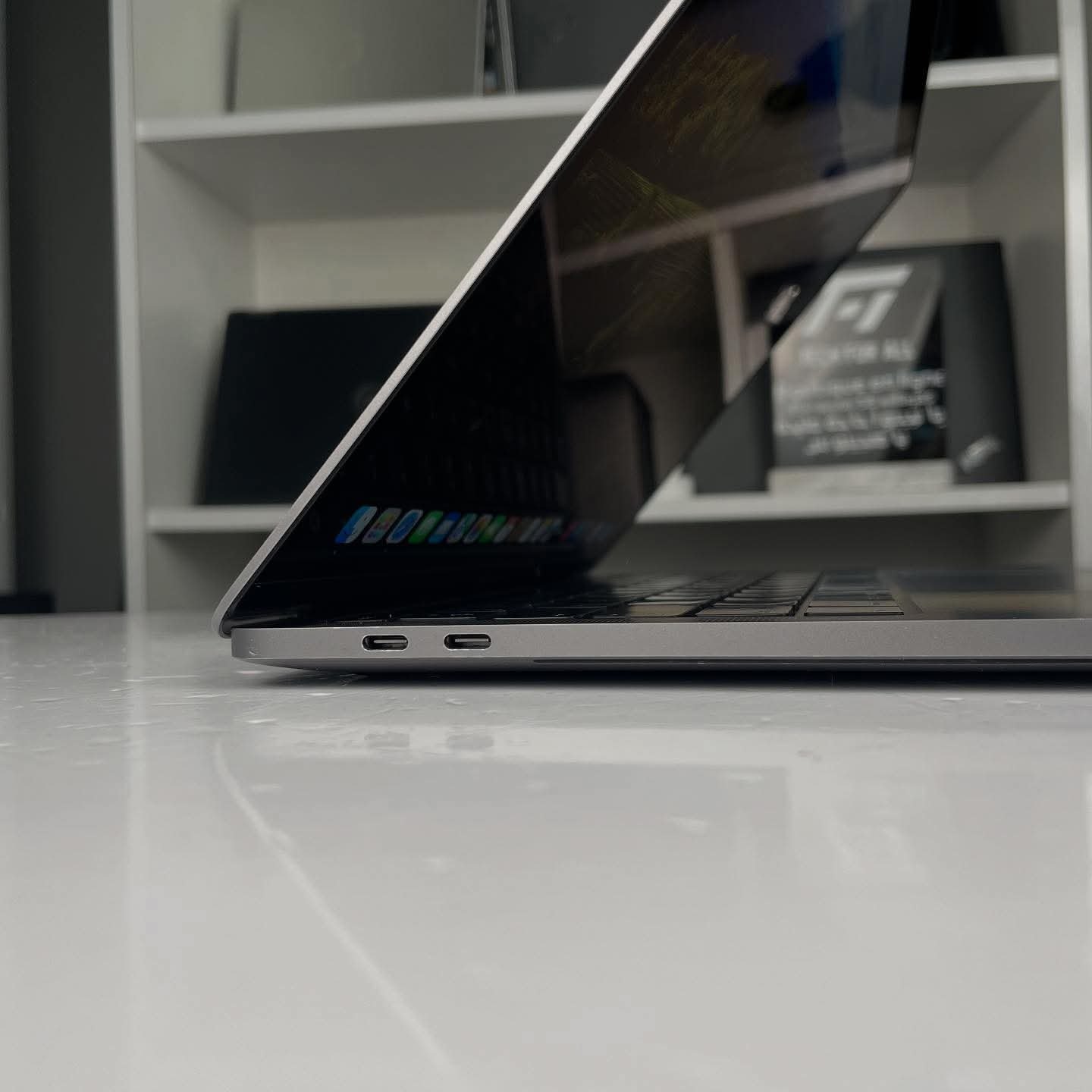 MacBook pro 2020 - Touch Bar - - الصورة 6