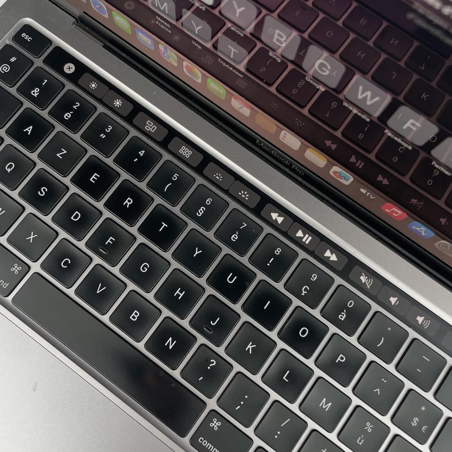 MacBook pro 2020 - Touch Bar - - الصورة 8