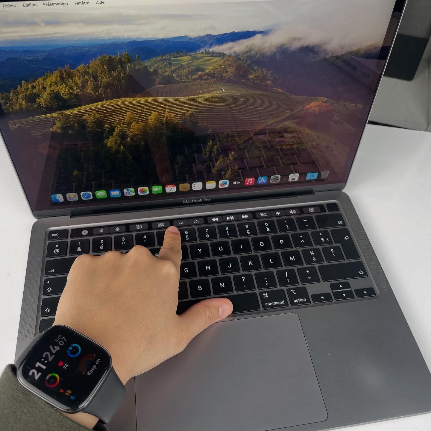 MacBook pro 2020 - Touch Bar - - الصورة 2