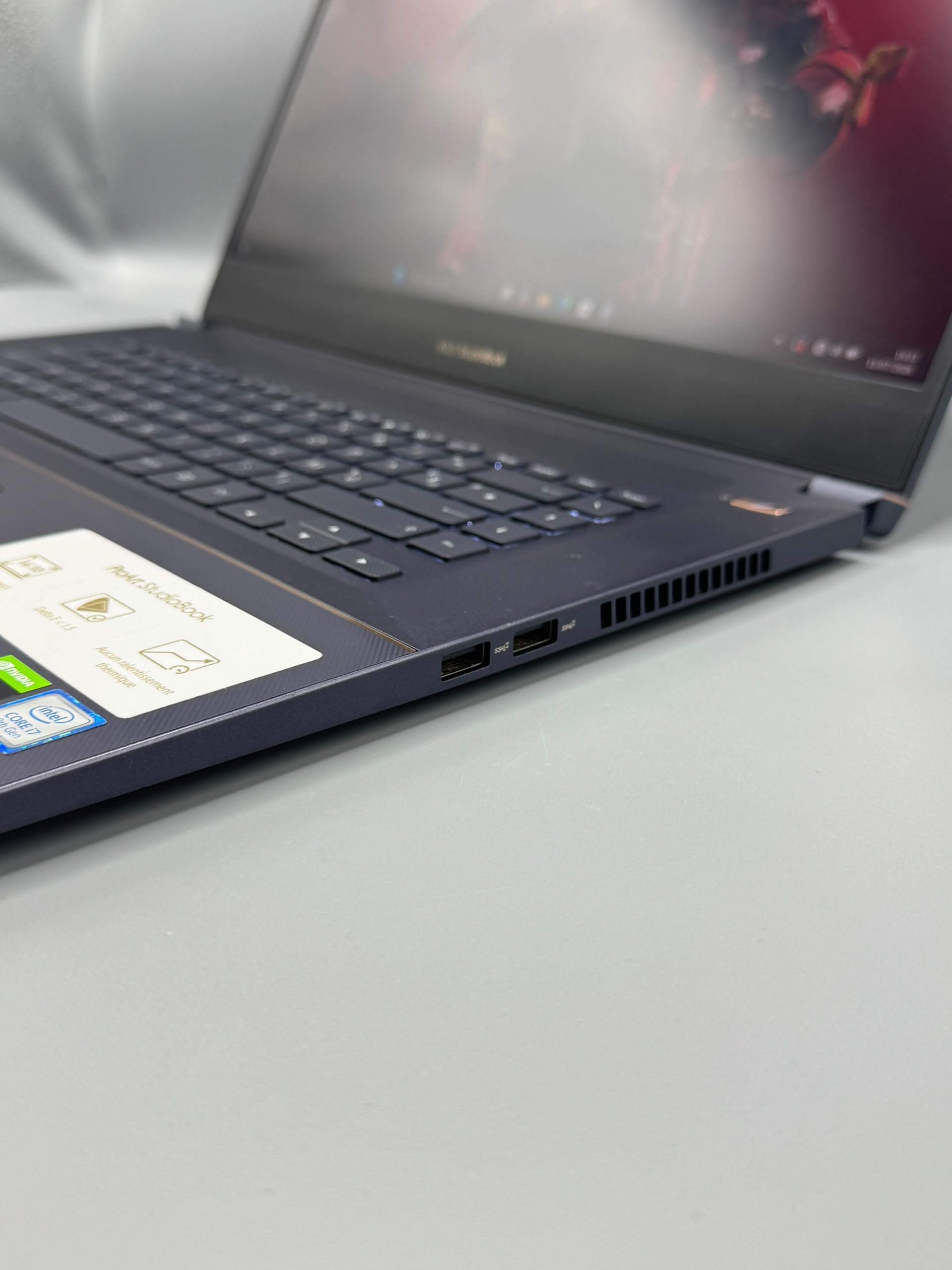 ASUS ProArt StudioBook W700G3T - الصورة 2