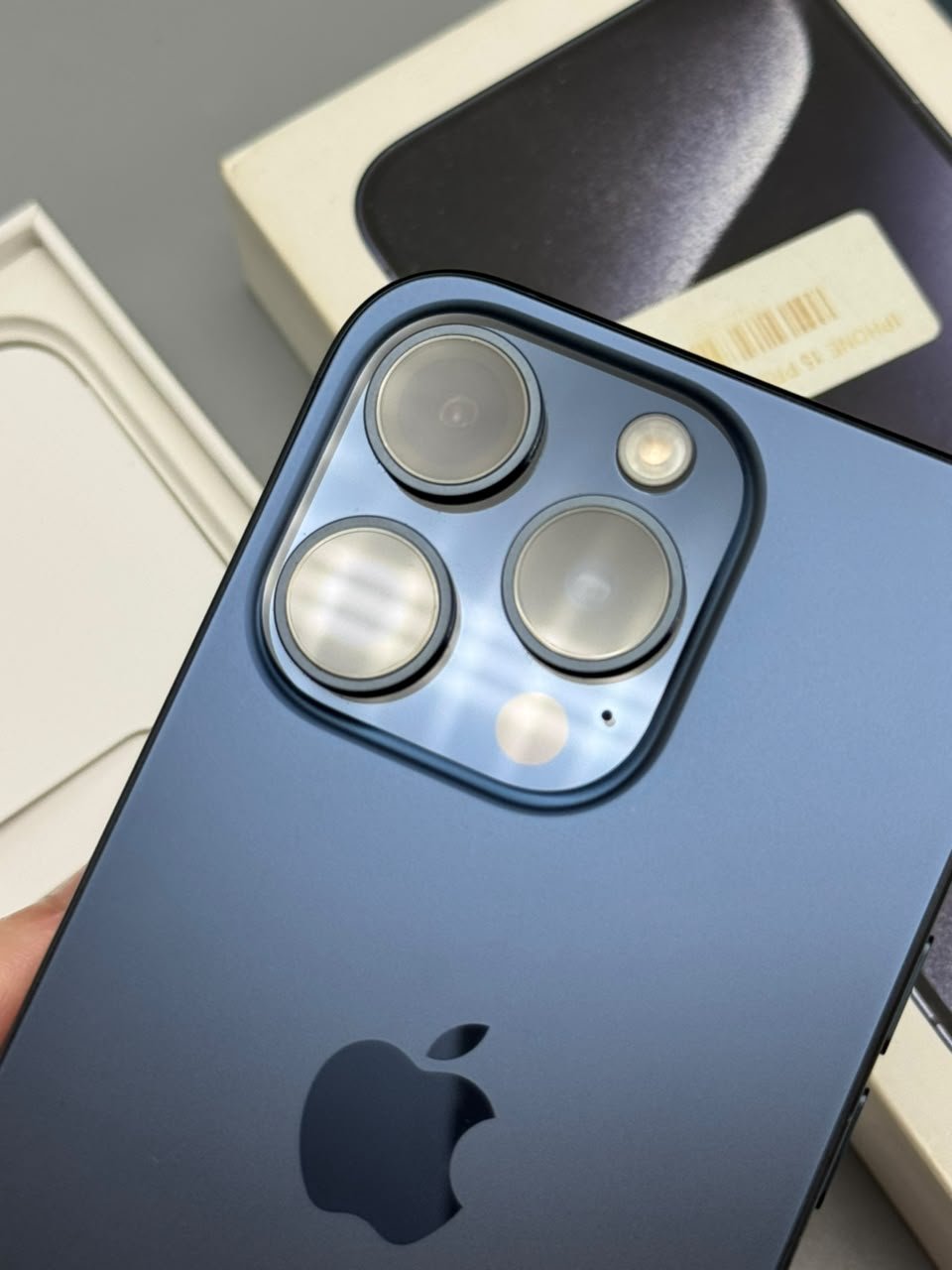 iPhone 15 Pro avec boîte - الصورة 3
